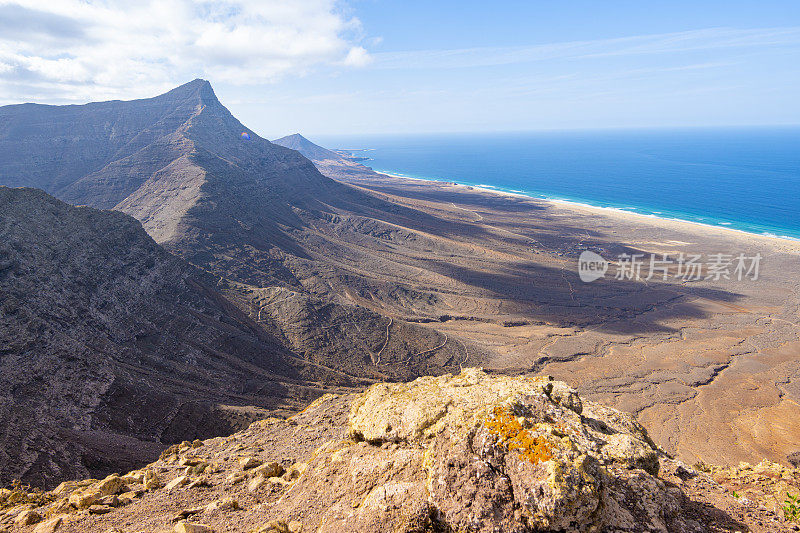 Jandía自然公园阳光明媚的一天，Fuerteventura -从morro Jable Summit Up